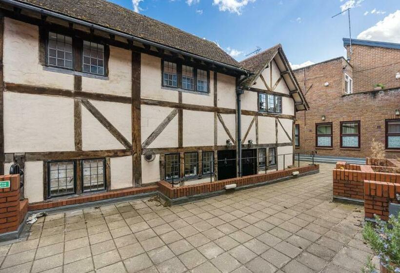 Characteristic 4 Bed Apartment In The Heart Of Windsor