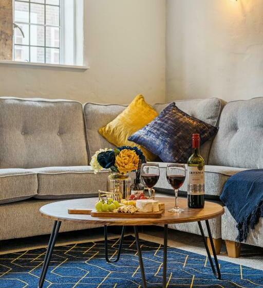 Characteristic 4 Bed Apartment In The Heart Of Windsor