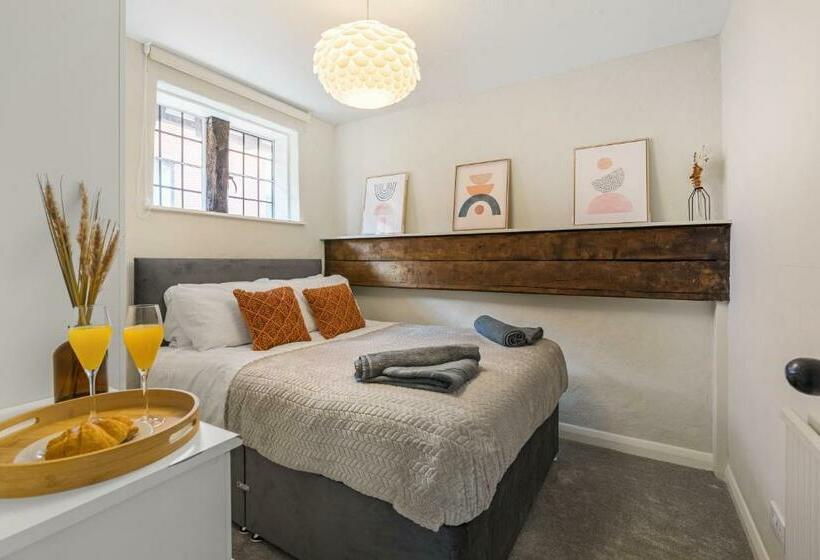 Characteristic 4 Bed Apartment In The Heart Of Windsor