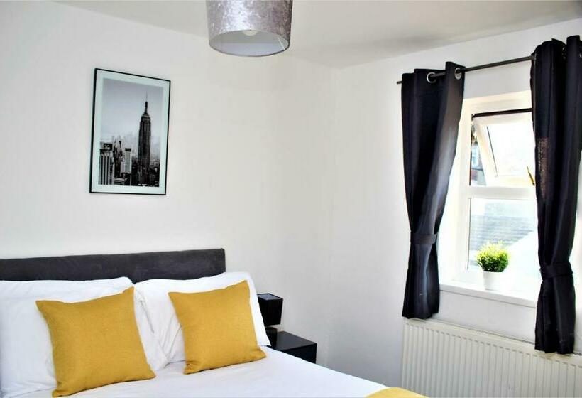 Contractor S Bliss 5 Bedroom House With Free Parking For 7 Guests, Super Fast Wifi Fran Properties