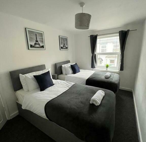 Contractor S Bliss 5 Bedroom House With Free Parking For 7 Guests, Super Fast Wifi Fran Properties