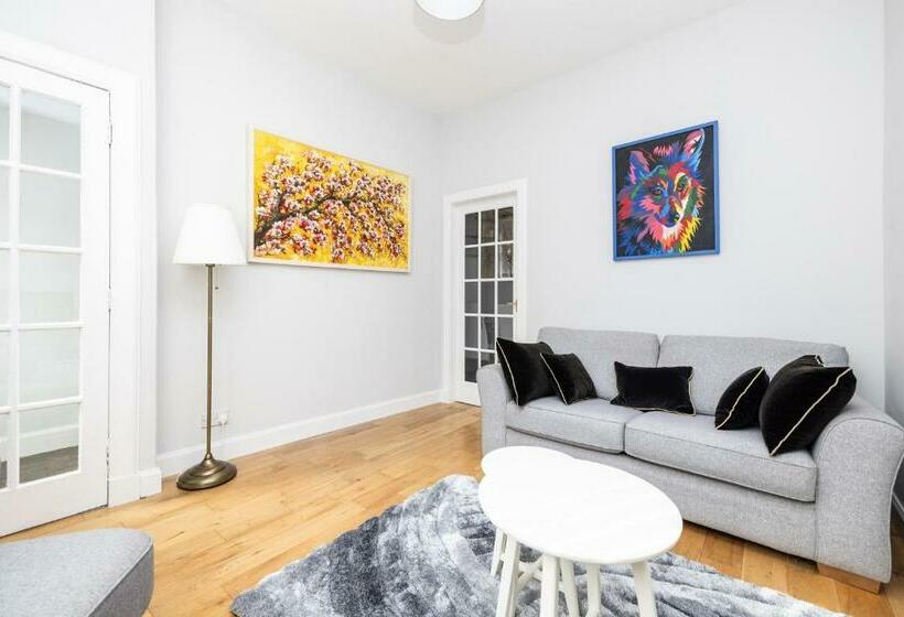 Cosy Town Centre Cottage