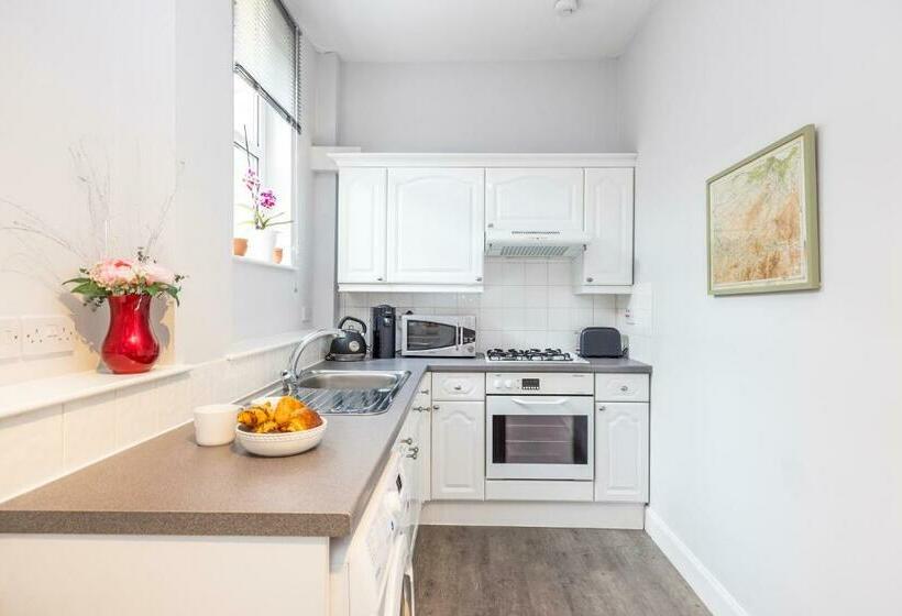 Cosy Town Centre Cottage