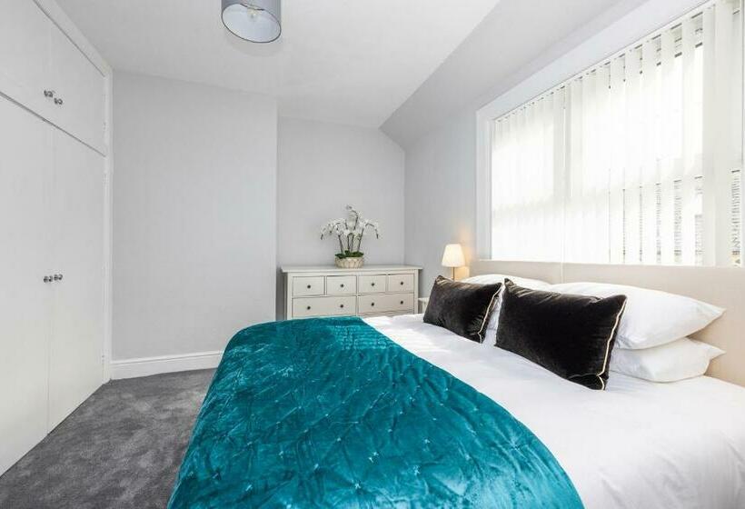 Cosy Town Centre Cottage