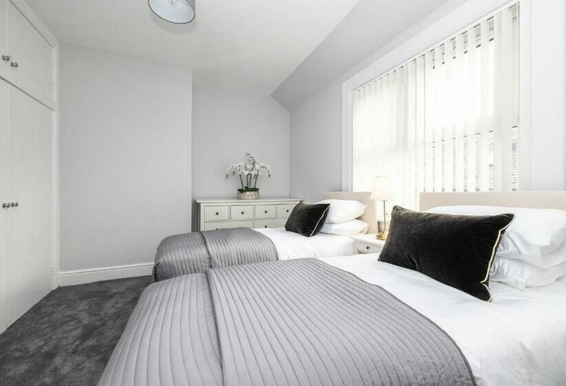 Cosy Town Centre Cottage