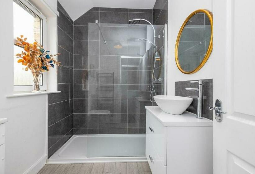 Cosy Town Centre Cottage