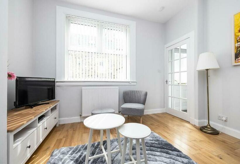 Cosy Town Centre Cottage