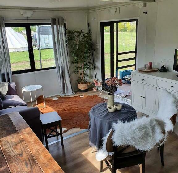 Houten Huisje Tussen Paarden