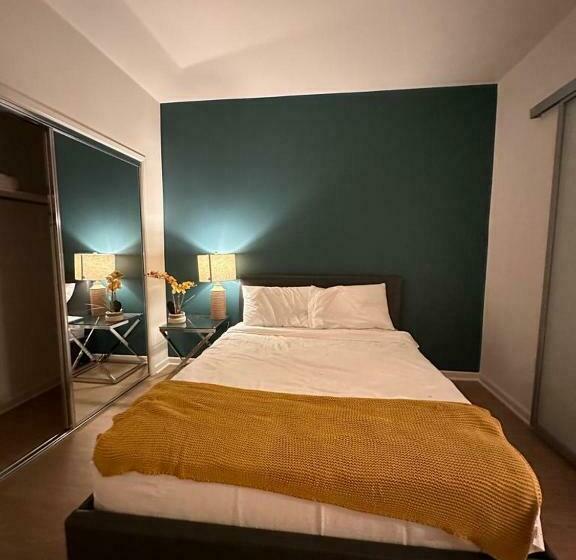 Next To John Wayne Luxury Apartment