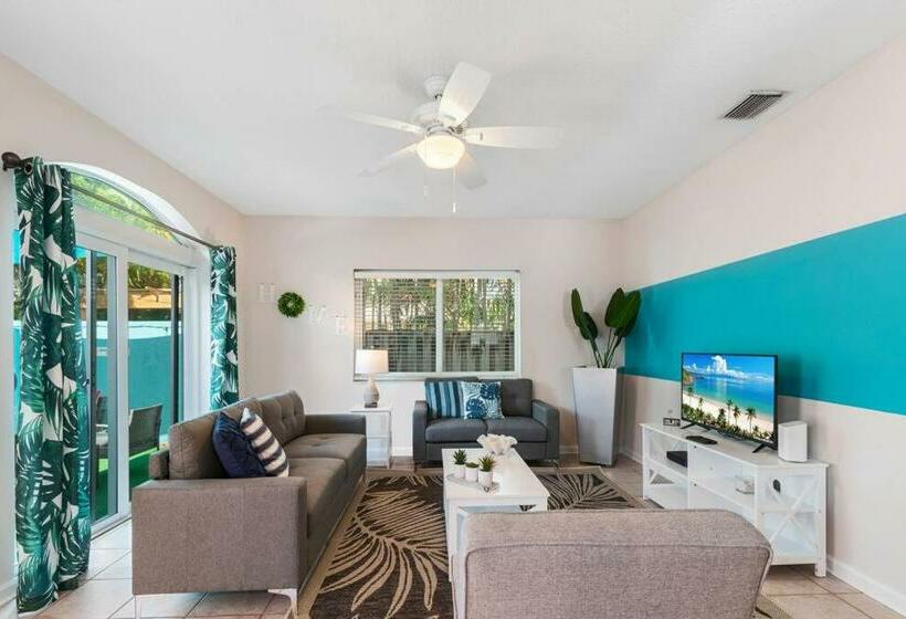 Beach Retreat, 1 Block From Downtown, Near Beach And Shops With Private Patio