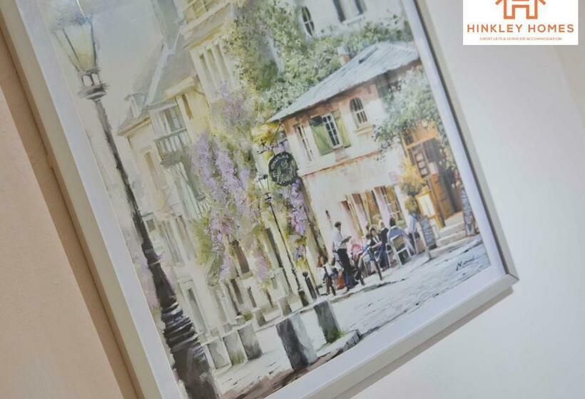 Centrally Tucked Away Private 4bed   Free Parking! By Hinkley Homes Short Lets & Serviced Accommodat