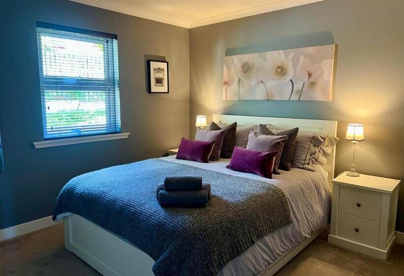 Holly Lodge   Luxury Two Kingsize Bedrooms With Private Entrance And Free Parking