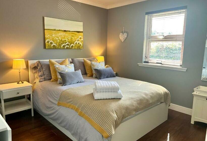 Holly Lodge   Luxury Two Kingsize Bedrooms With Private Entrance And Free Parking