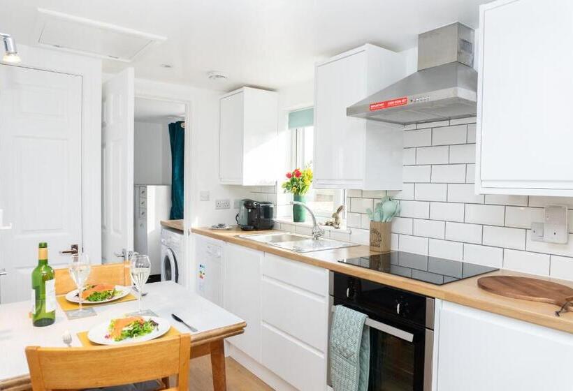 Kelston View By Cliftonvalley Apartments