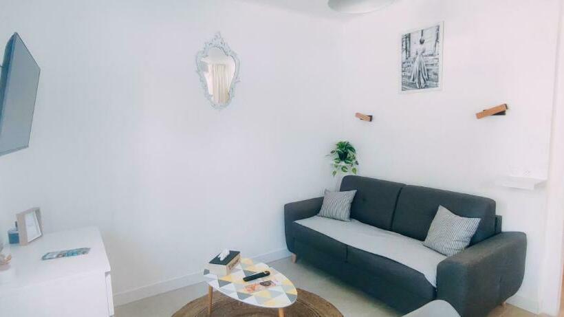 Le Studio Des Tours   Parking