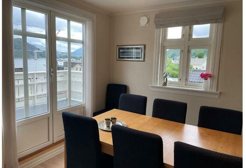 Måløy City Center   Château Kvalheim