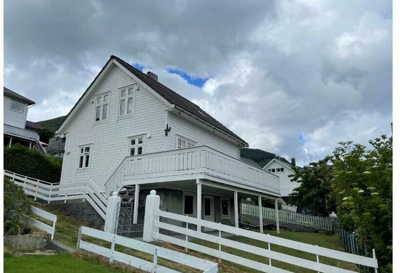 Måløy City Center   Château Kvalheim