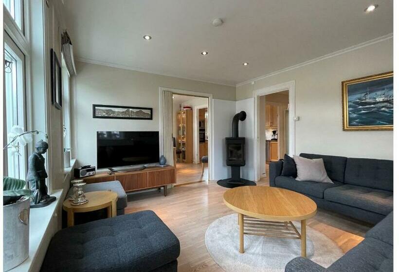 Måløy City Center   Château Kvalheim