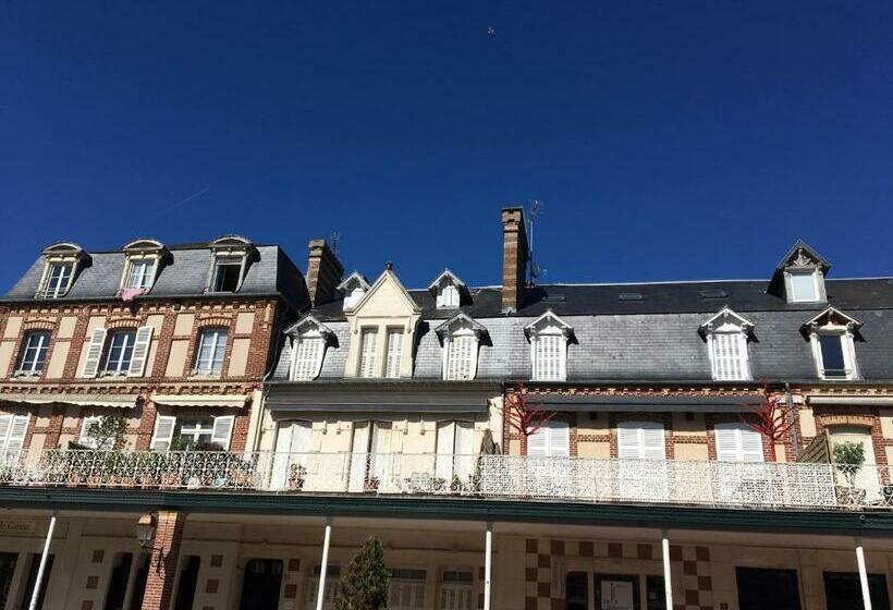 à Deux Pas Du Casino Et De La Plage Spacieux 2 Pièces