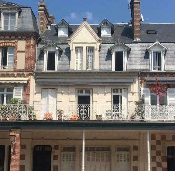 à Deux Pas Du Casino Et De La Plage Spacieux 2 Pièces