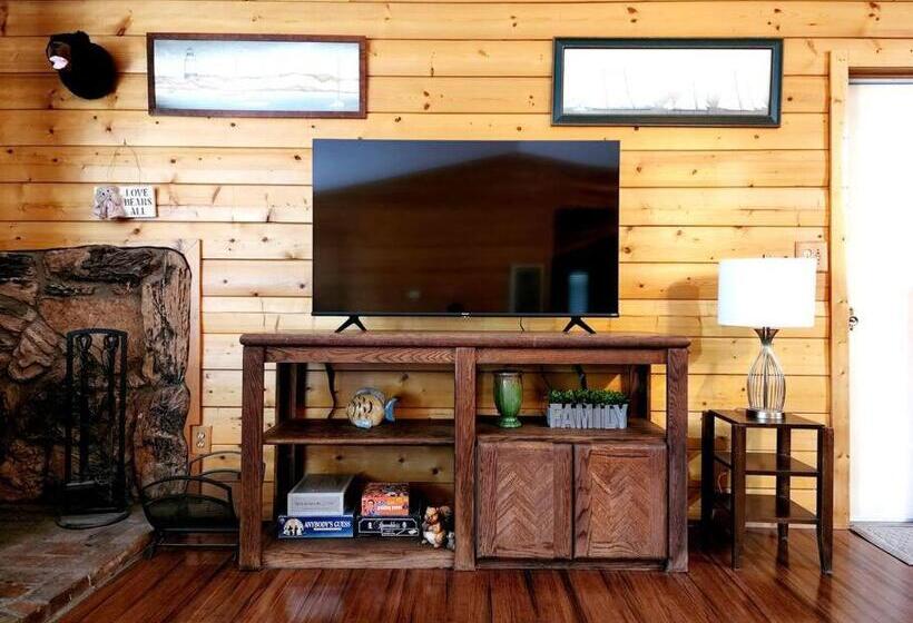 Bear Escapes Ii Affordable Luxury Cabin