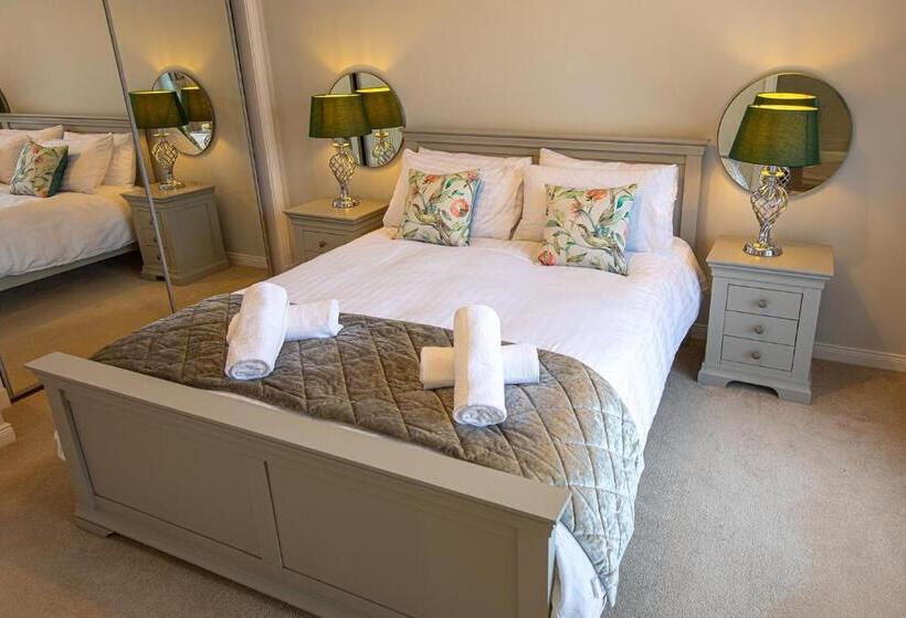 Hedgefield House Serene Top Floor Flat