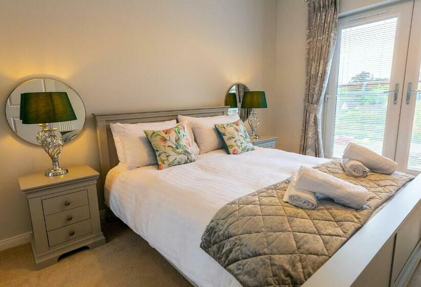 Hedgefield House Serene Top Floor Flat