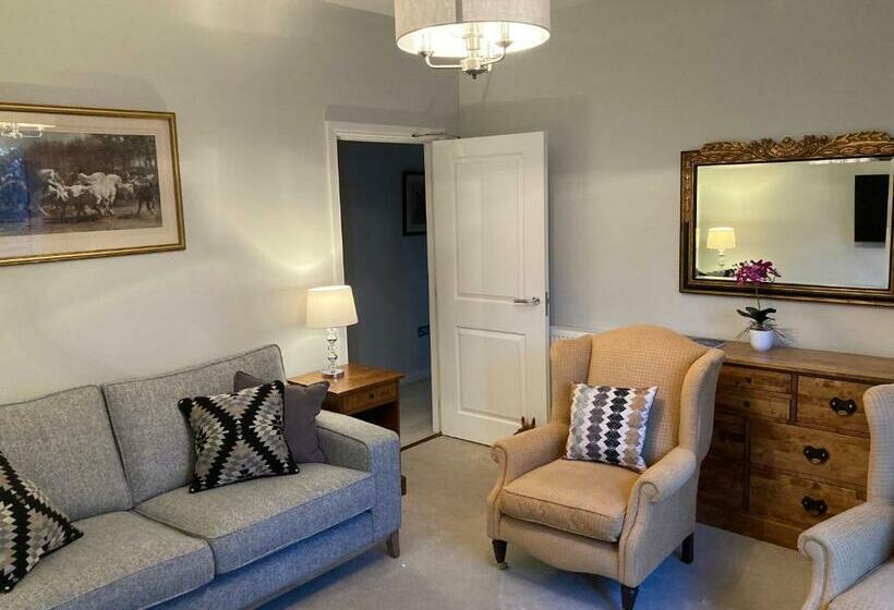 Hedgefield House Serene Top Floor Flat