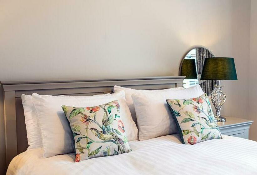 Hedgefield House Serene Top Floor Flat