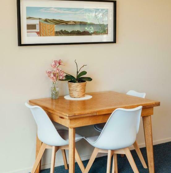 Kakariki By The Sea