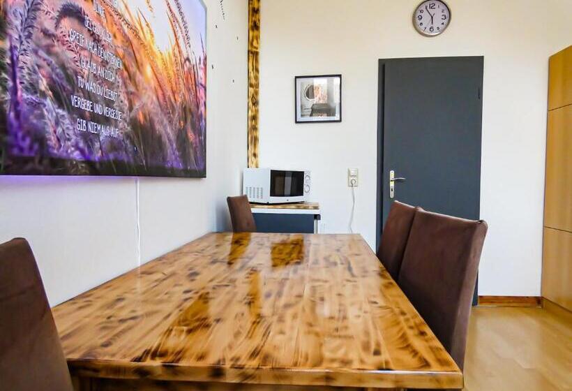 #111   Lux Flat Lennep   Altstadt   Netflix & Amazon Prime   Felswand