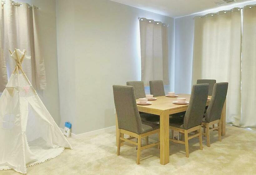 @ Marbella Lane   3br Elegant House Laundry + P