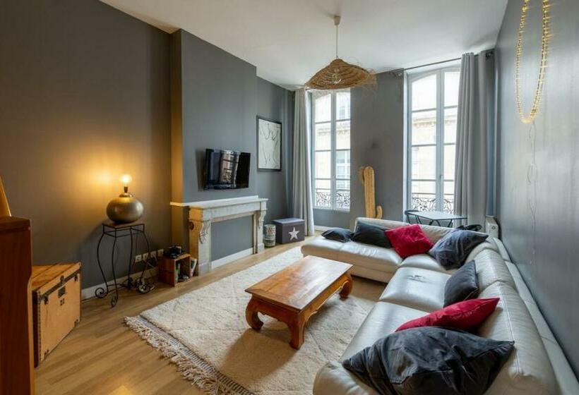 Contemporary Furnished Duplex With 3 Bedrooms Near All Amenities