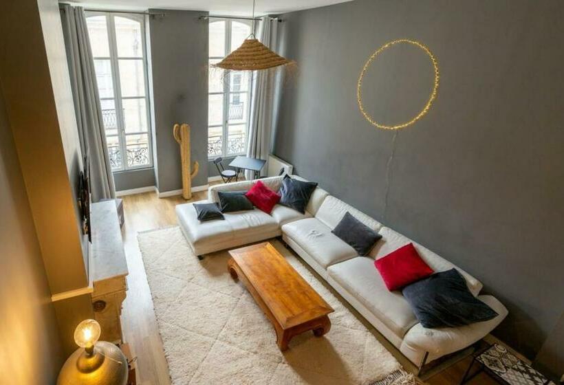 Contemporary Furnished Duplex With 3 Bedrooms Near All Amenities