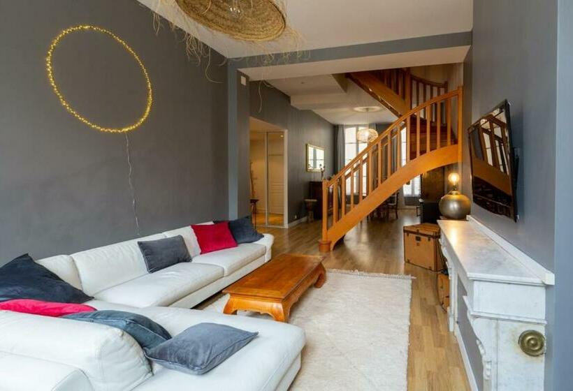 Contemporary Furnished Duplex With 3 Bedrooms Near All Amenities