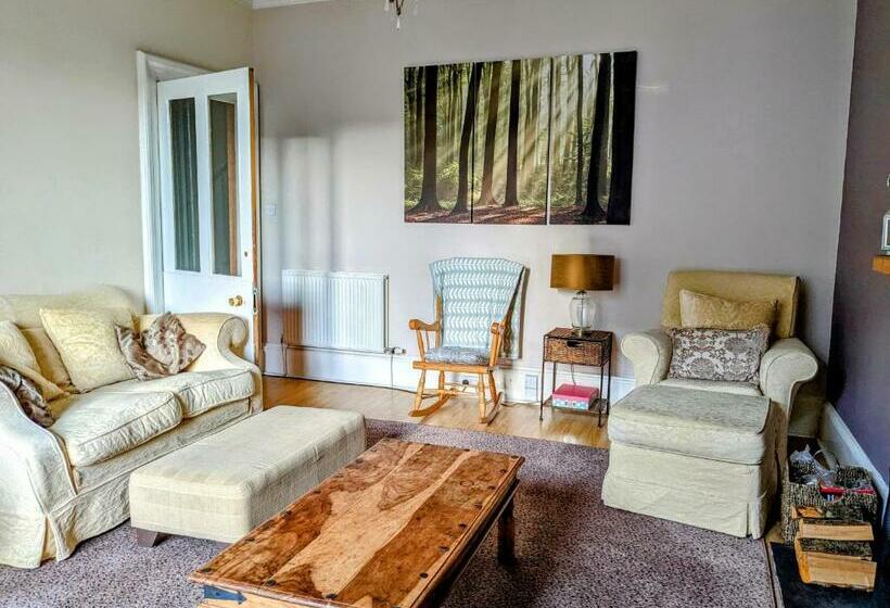 Huge 4 Bed Apt   Perfect Base To Explore The Borders