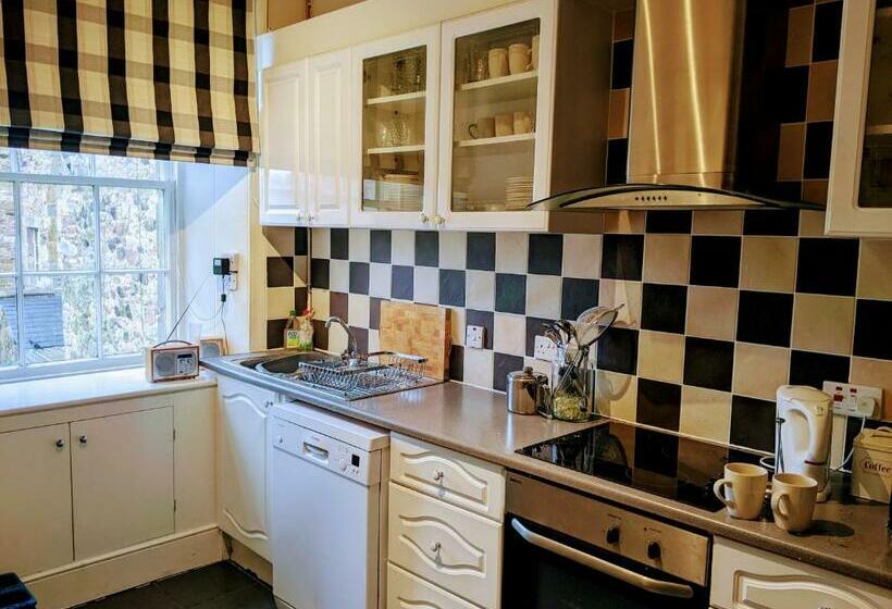 Huge 4 Bed Apt   Perfect Base To Explore The Borders