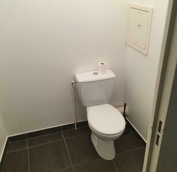 Lovely 1 Bedroom Unit With Free Parking On Premise