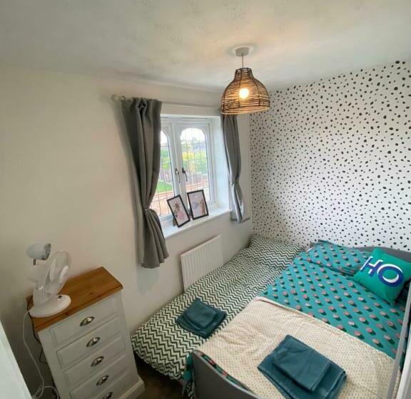 Lovely Family Home, 5 Minutes From The Beach