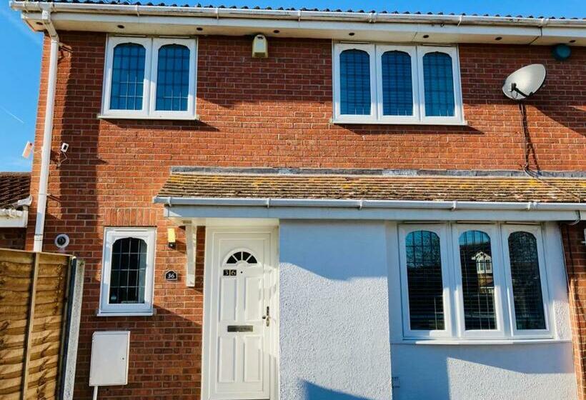 Lovely Family Home, 5 Minutes From The Beach