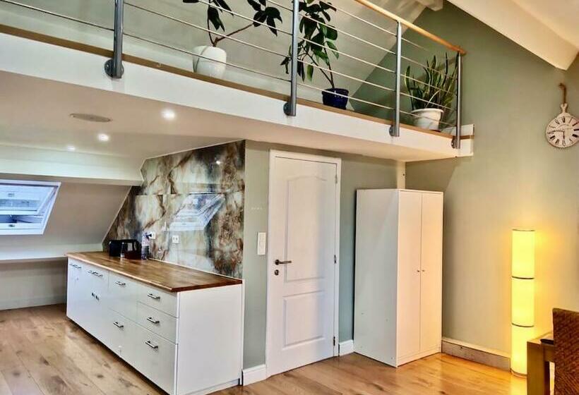 Peaceful Home Close To Airport With Parking