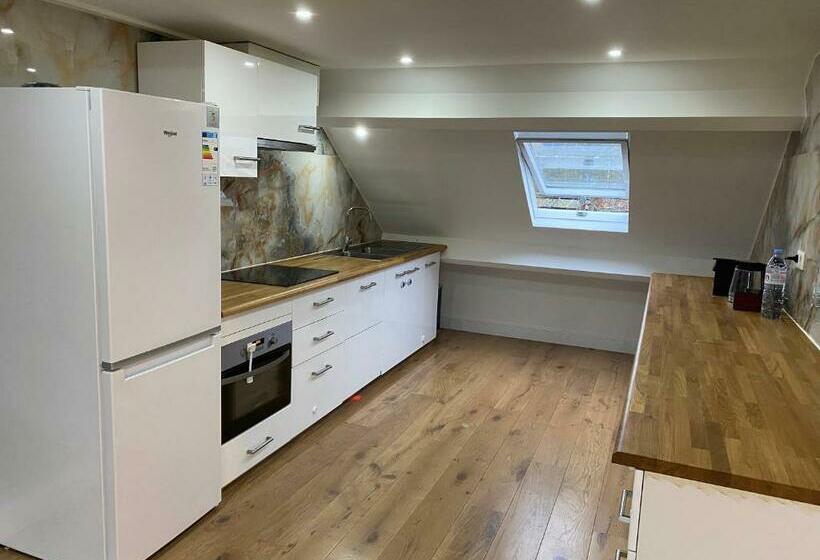 Peaceful Home Close To Airport With Parking