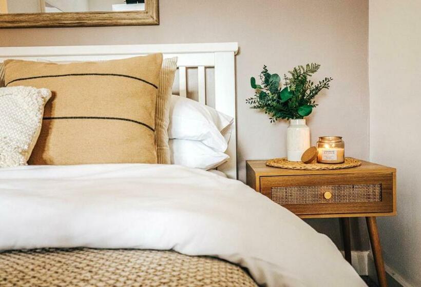 Principality View Apartment One, By Solace Stays