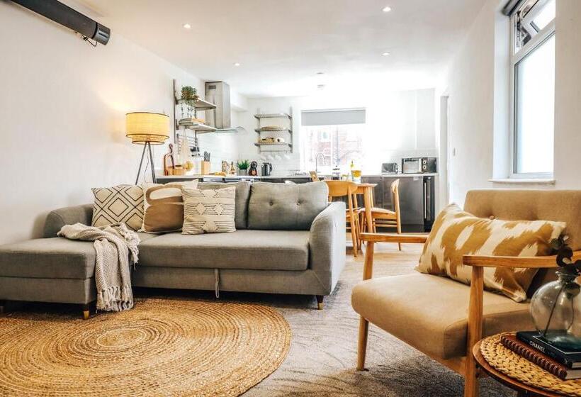 Principality View Apartment One, By Solace Stays