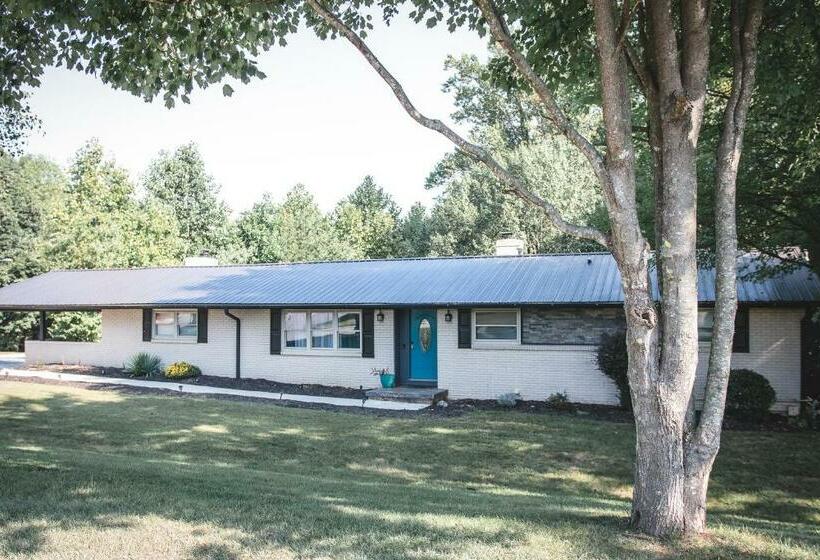 The Retreat With Private Pool And Hot Tub!