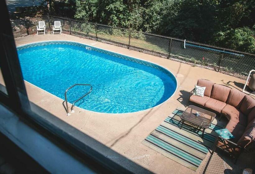 The Retreat With Private Pool And Hot Tub!