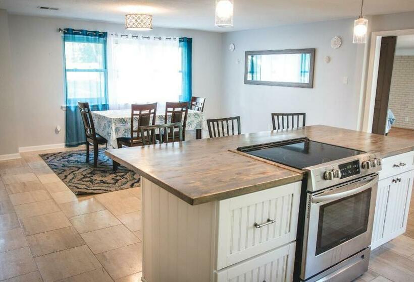 The Retreat With Private Pool And Hot Tub!