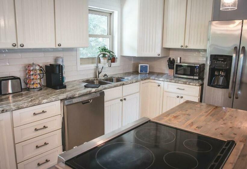 The Retreat With Private Pool And Hot Tub!