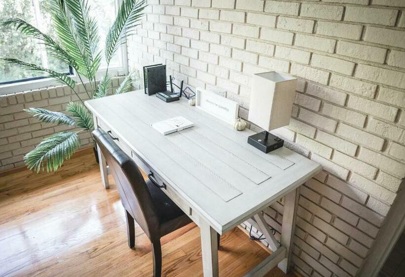 The Retreat With Private Pool And Hot Tub!