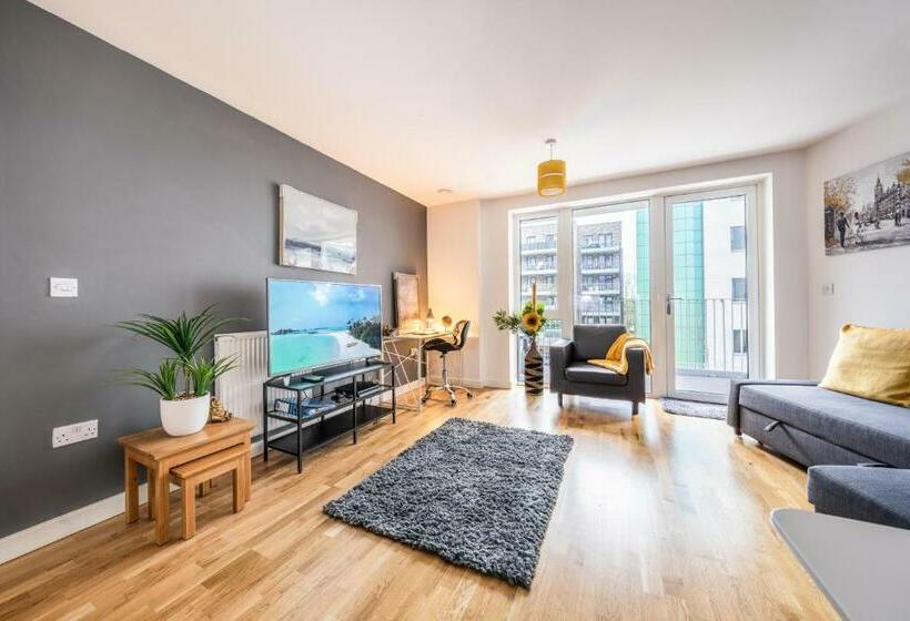 Tranquil Stay In The Heart Of Slough